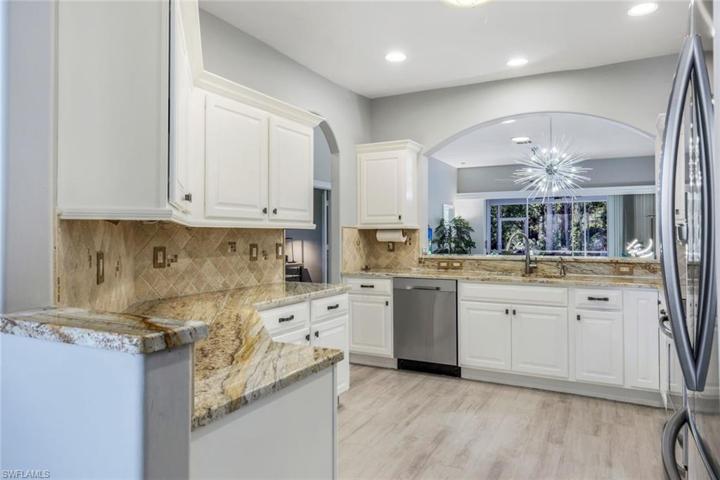 Spacious kitchen with ample counter and cabinet space!