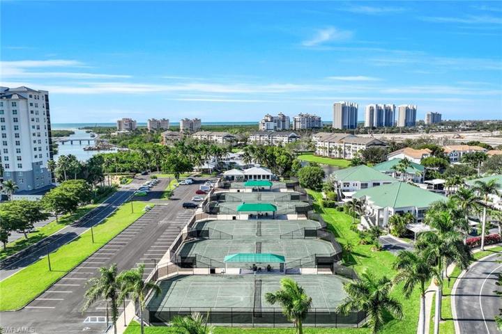 Time to play tennis on the 6 available courts!