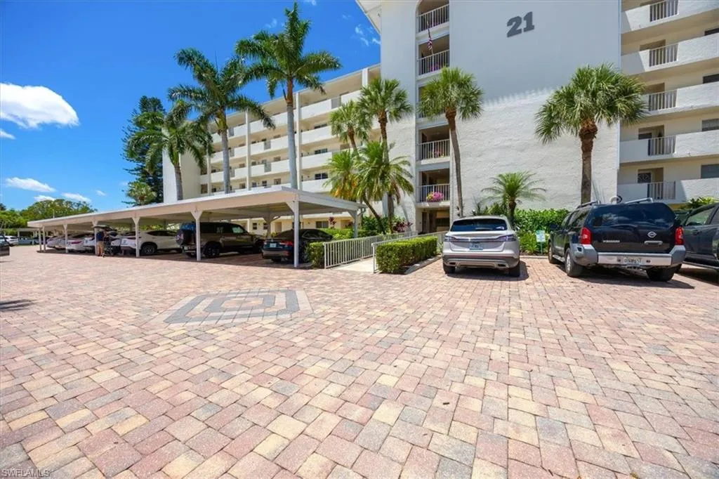 21 High Point CIR, Naples, FL 34103,225045214