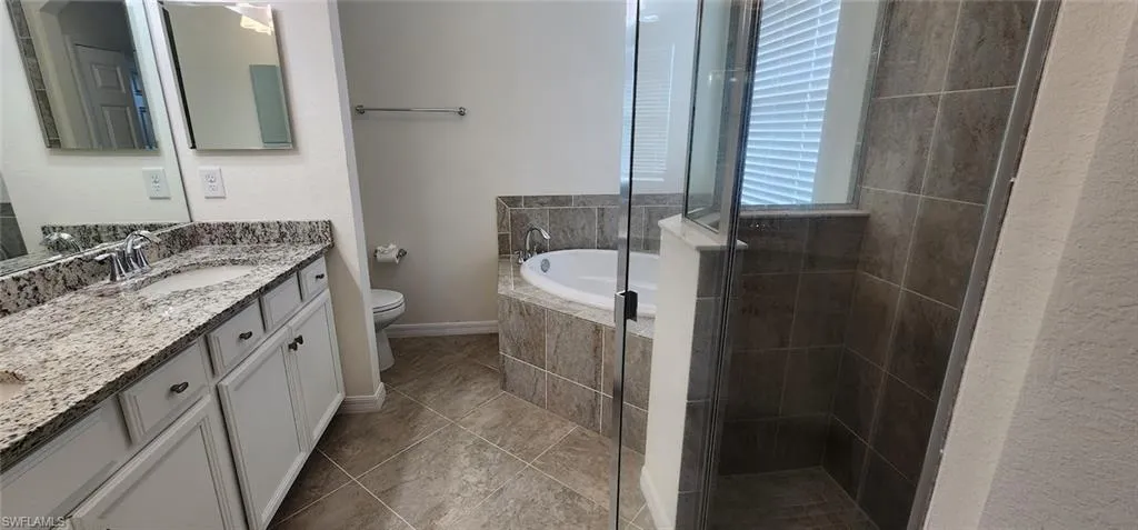 Double sinks, Tub & Shower
