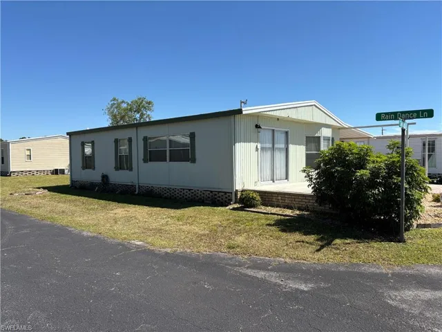 Manufactured / mobile home with a front yard