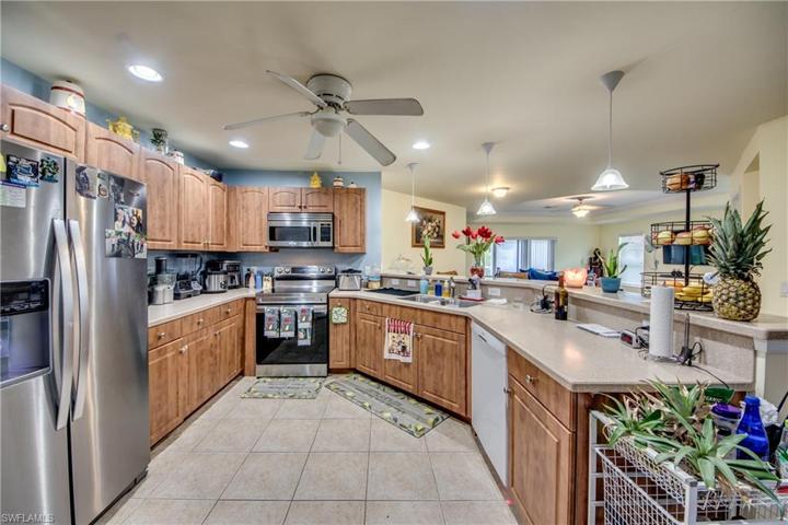 Right unit Kitchen with dishwasher!