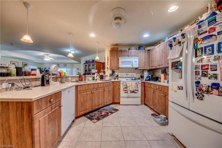 Kitchen/ dishwasher/ disposal/ fridge/ stove/ pantry