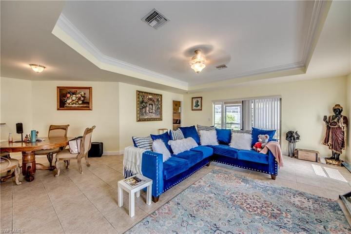 Large open floorplan. Split floor plan.