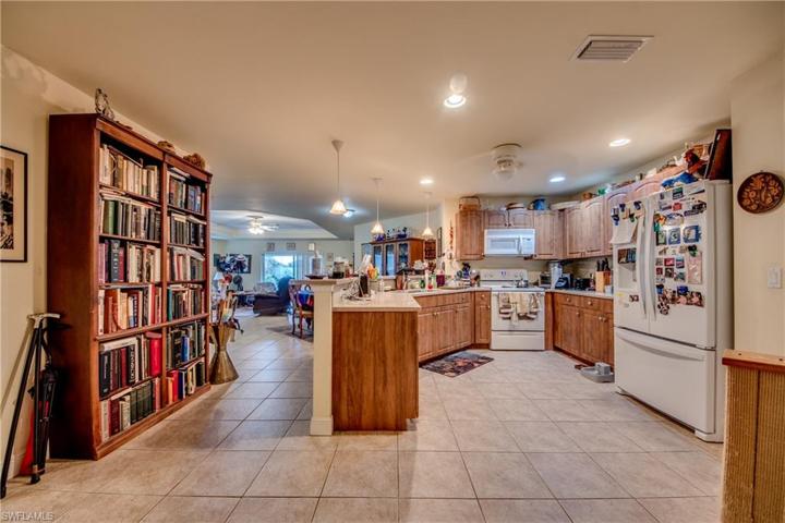 Kitchen /living/