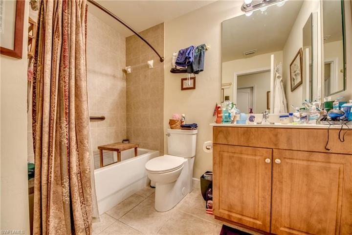 Guest bathroom standup shower & tub.