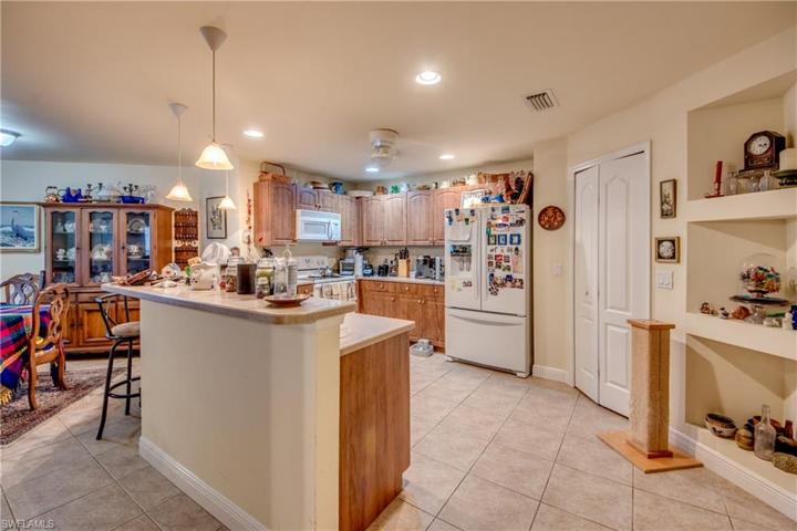 Custom built in shelves/ open floorplan/split floorplan