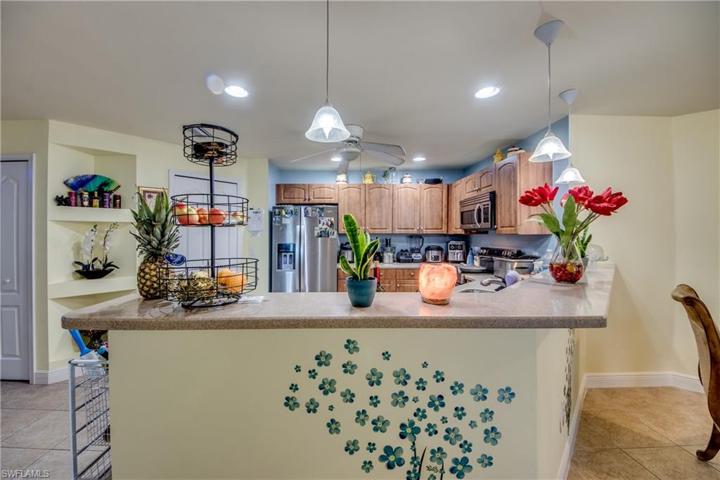 Kitchen breakfast bar