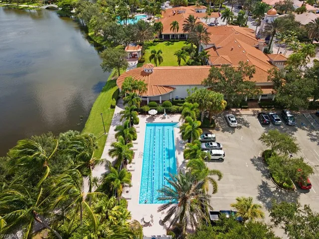 Several options to swim and relax in Island Walk