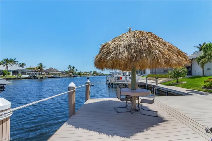your own private TIKI HUT w/composite decking w/water & elec 14klb lift