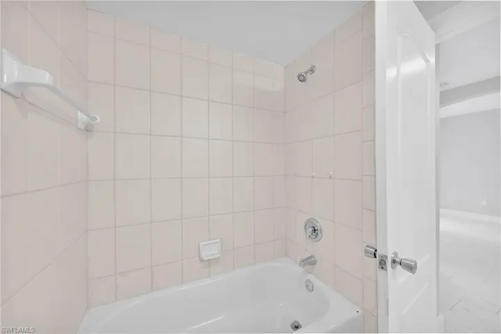 Bathroom with tiled shower / bath combo