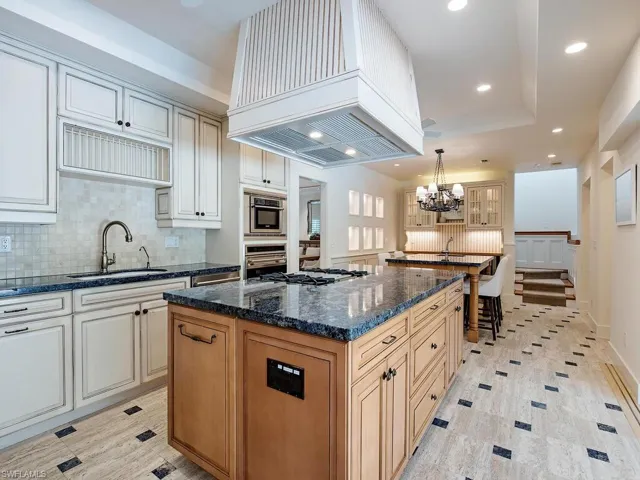 221 2nd Ave N, Naples, Florida 34102