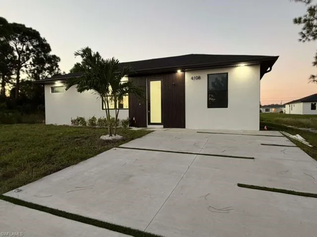 View of front facade with a front lawn