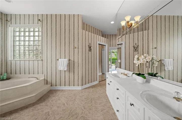 2027 Castle Garden Ln, Naples, Florida 34110