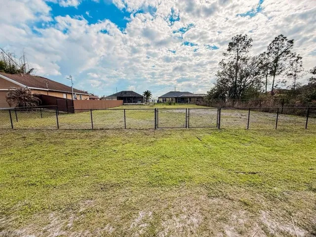 View of yard with a residential view