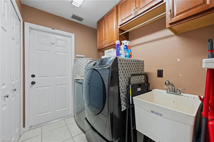 Laundry with laundry tub