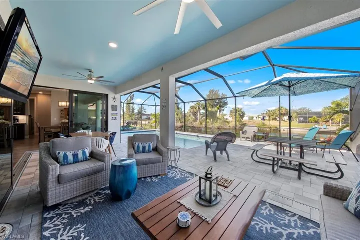 View of patio / terrace with an outdoor hangout area and glass enclosure
