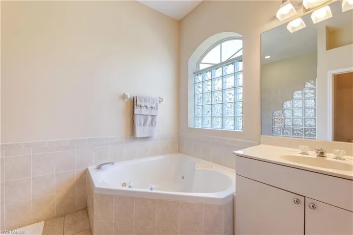 Master soaking tub