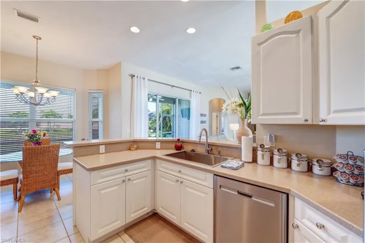 Kitchen with breakfast bar