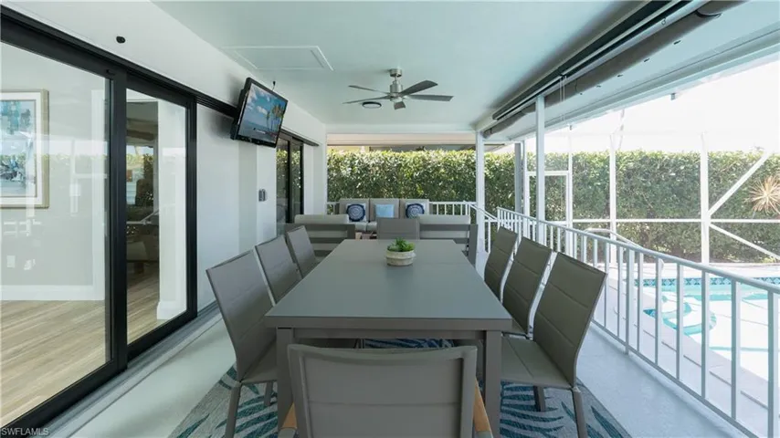 Sunroom / solarium with ceiling fan