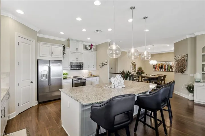 Large island - perfect for entertaining !