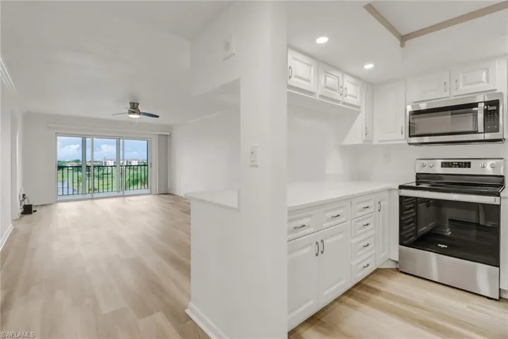 21 High Point Cir E 504, Naples, Florida 34103
