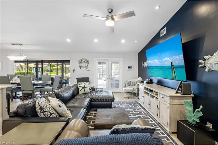 different angle of the livingroom