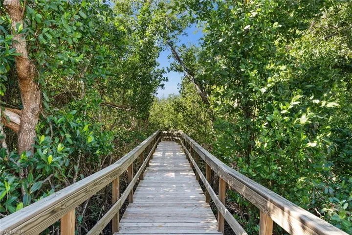 Nature boardwalk to the bay