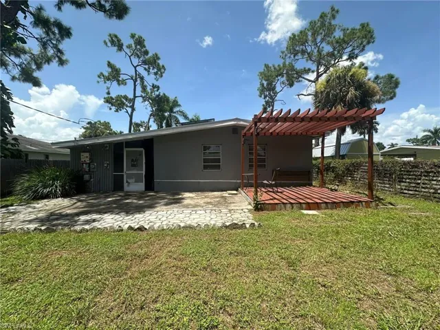 1826  Collier  AVE, Fort Myers, FL 33901