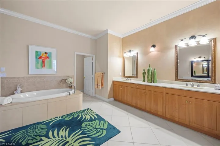 Ensuite bath with large tub