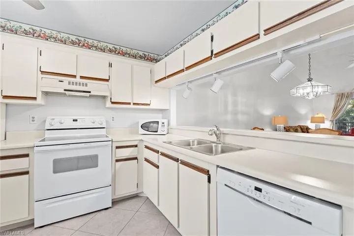 3581 County Barn Rd 203, Naples, Florida 34112