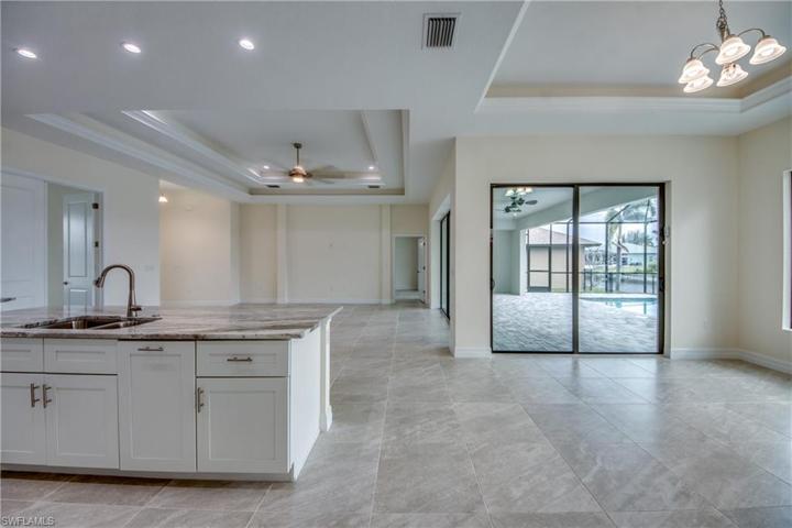 Slider to Lanai from dining area