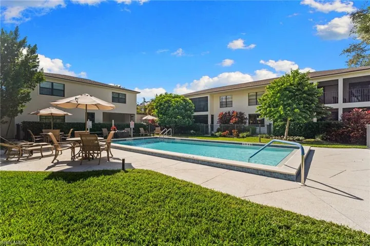 722  10th S AVE, Naples, FL 34102