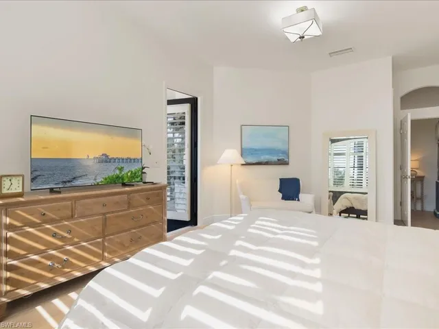 Bedroom with arched walkways