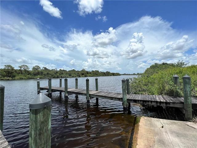 COMMUNITY BOAT RAMP WITH DIRECT ACCESS CALOOSAHATCHEE RIVER
