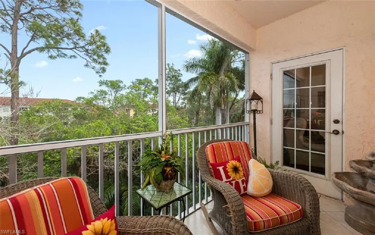 Gorgeous Red Tree Views from Your Private Lanai--Seasonal Fireworks & Sunsets Included