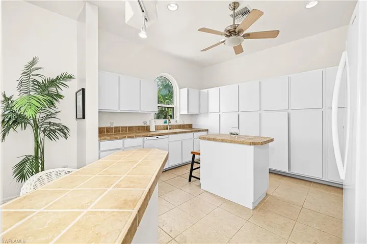 14000  Clubhouse  DR, Bokeelia, FL 33922