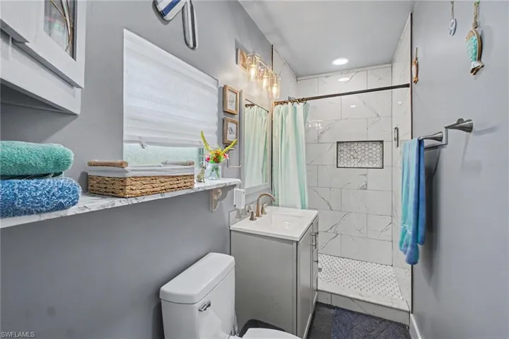 Guest House -ADU: Bathroom