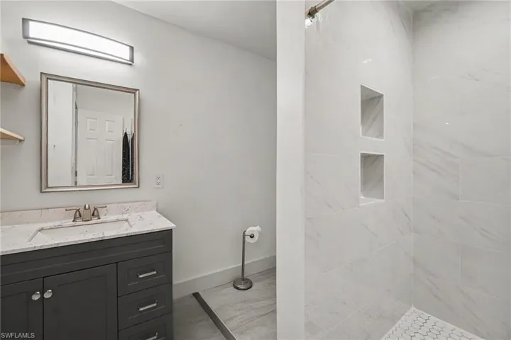 Main House - Primary En-suite bathroom