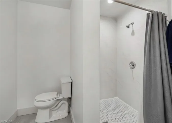 Main House - Primary En-suite bathroom
