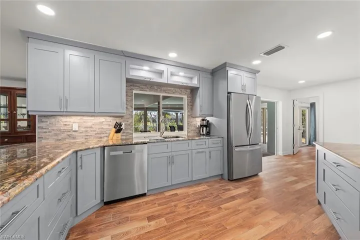 9421 Moonlight Dr, Sanibel, Florida 33957