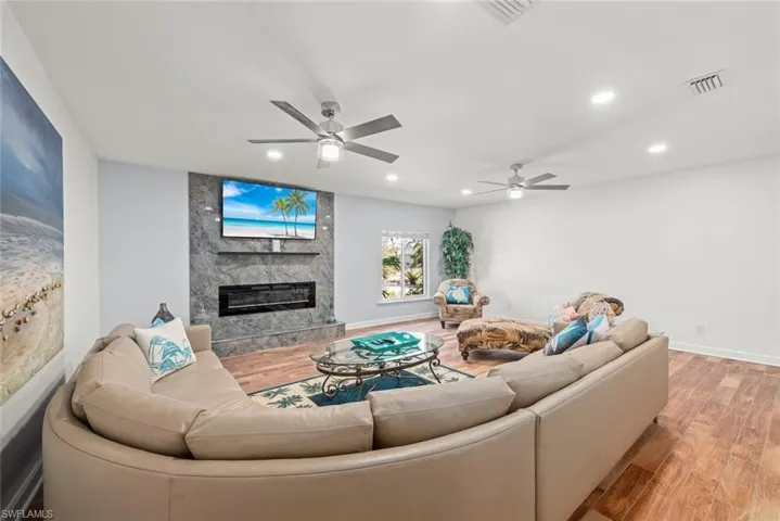9421 Moonlight Dr, Sanibel, Florida 33957
