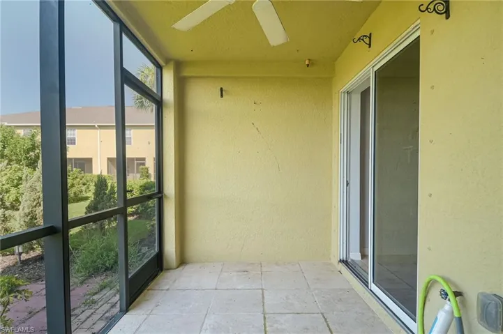 Sunroom / solarium with ceiling fan