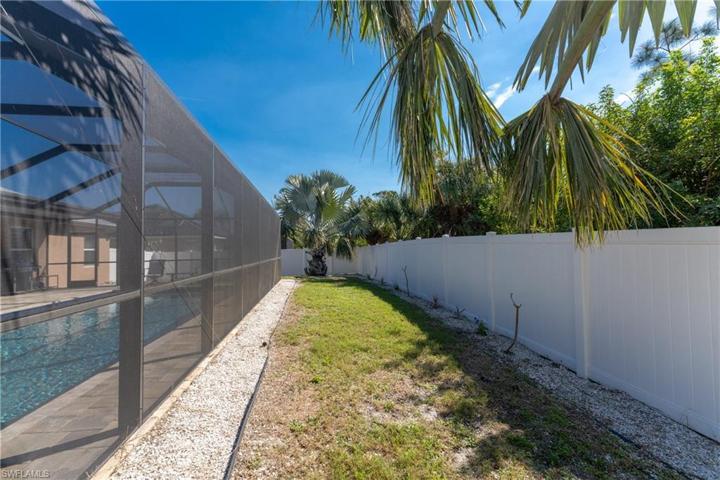 Privacy fence around entire back yard