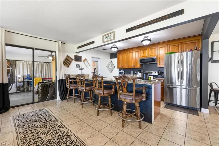 Granite countertops, beautiful cabinets and stainless appliances make this kitchen easy on the eyes!