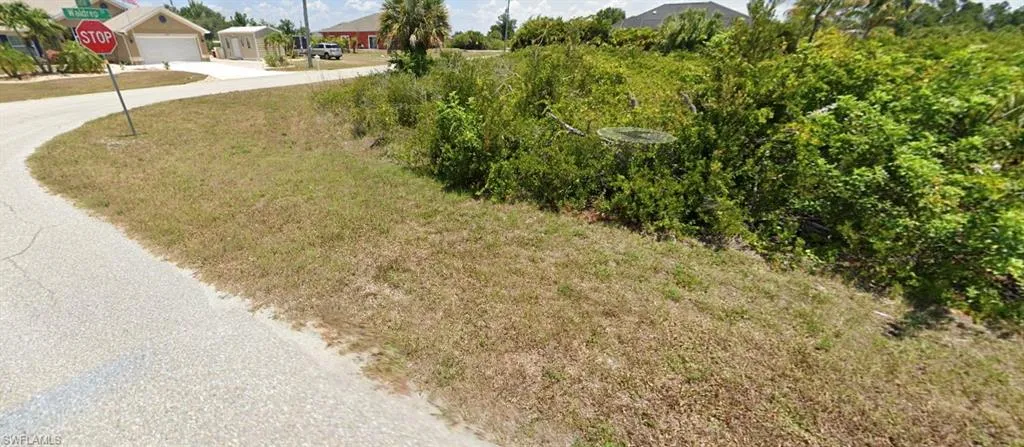 View of yard featuring a garage