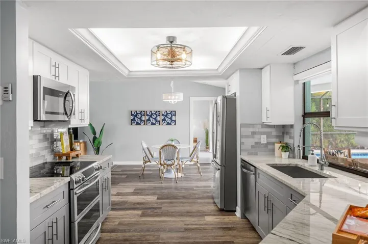 Ample countertop in the kitchen