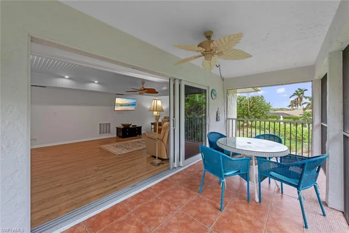 Sunroom / solarium with ceiling fan