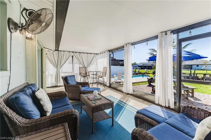 Sunroom / solarium with outdoor furniture