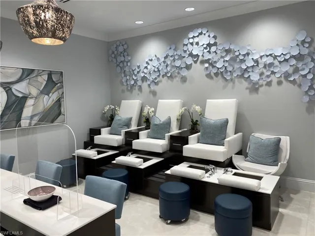 Valencia Bonita spa and nail salon.